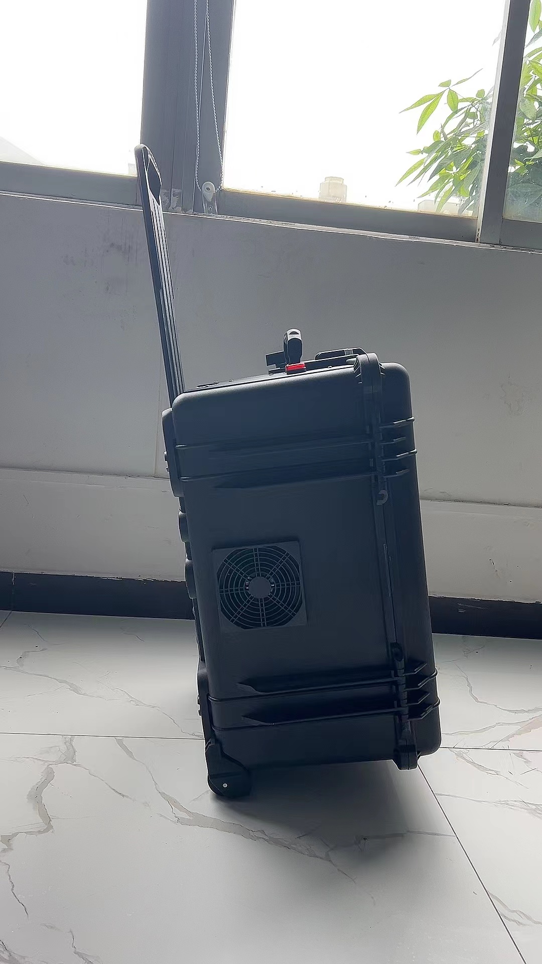 正镶白手拉箱型移动通信干扰器